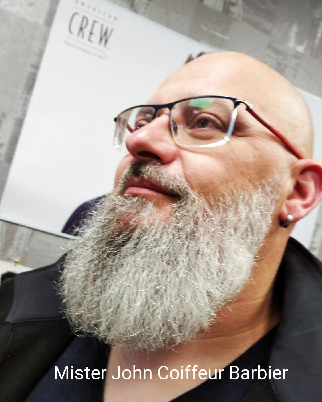 Taille de barbe grise soignée